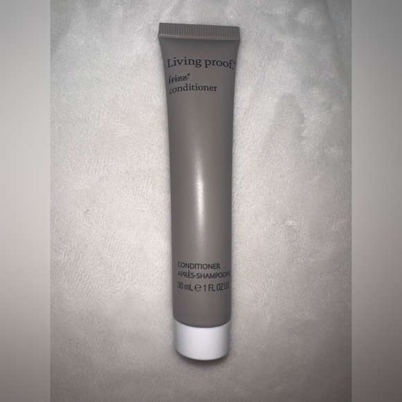 Living Proof Travel Haircare Set – Shampoo, Conditioner, Styling & Dry Shampoo - Picture 7 of 10